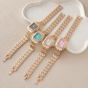 Elegante orologio da donna al quarzo con quadrante quadrato, bracciale dorato e numeri romani.