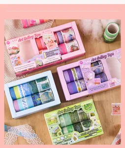 Collection de rubans washi artistiques dans des boîtes cadeaux aux motifs de peintures