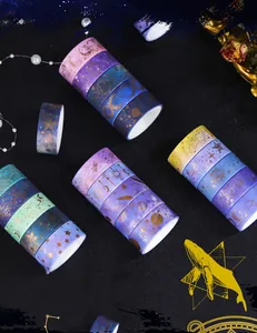 Detailopname van washi-tape met sterrenhemelthema en goudfolie hemelse patronen voor DIY