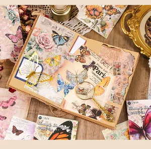 Vista dettagliata della carta collage a farfalla vintage e carte per scrapbooking
