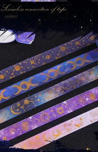Close-up van sterrenhemel washi tapes met goudfolie maanfasen patronen