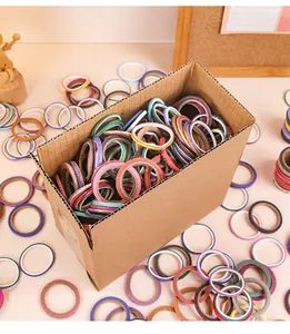 Grote collectie kleurrijke ultradunne decoratieve washi-tapes in een kartonnen doos