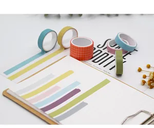 Dichtbij van kleurrijke washi tape monsters geplakt op een notitieblok voor decoratie