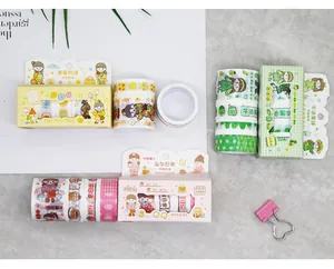 Dettaglio di vari set regalo di nastri washi con personaggi di cartoni animati per decor