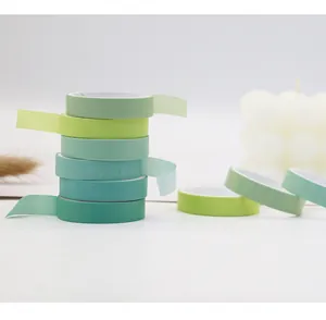 Stapel grüner Washi-Tape-Rollen in verschiedenen Farbtönen für Bullet Journaling.