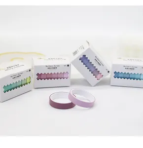 Mehrere Sets pastellfarbenes Washi-Tape in dekorativen weißen Schachteln mit Fenster