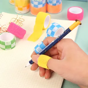 Detalle de vendas adhesivas de colores para los dedos para protección al escribir y dibujar