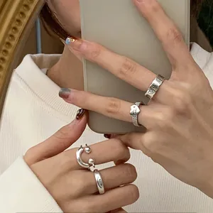 Detailansicht eines silbernen Ring-Sets im koreanischen Stil mit Smileys und Herzen