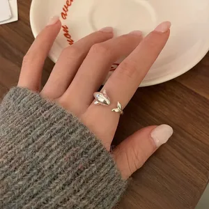 Nahaufnahme eines verstellbaren offenen Delphin-Rings aus Sterlingsilber am Finger