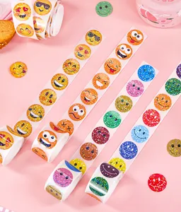 Vue détaillée de rouleaux d'autocollants émojis laser pailletés pour décorer les journaux
