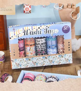 Gros plan d'un coffret contenant 50 rouleaux variés de ruban washi décoratif créatif.