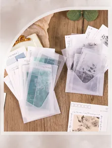 Primer plano de papel de material estilo tinta y pegatinas plateadas para scrapbooking.