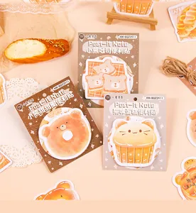 Gros plan de notes autocollantes mignonnes en forme de donut ours et cupcake chat