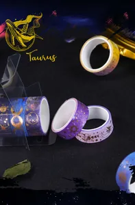 Detailweergave van washi-tape met sterrenhemelthema en goudfolie voor creatief knutselen.