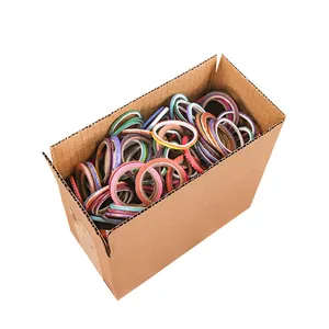 Grote doos gevuld met kleurrijke ultradunne washi-tape rollen voor scrapbooking decoratie