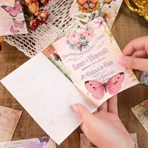 Carta materiale scrapbooking vintage con farfalle e fiori per decorazione diario