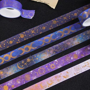 Washi-tape met goudfolie in sterrenhemel-thema met maan- en sterrenpatronen voor DIY scrapbooking