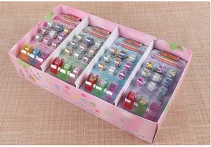 Vista detallada de la caja de regalo rosa con un surtido de cintas adhesivas brillantes DIY.