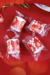 Gedetailleerde weergave van feestelijke Chinese Nieuwjaar goudfolie decoratieve tape rood