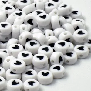 Perline acriliche bianche da 7mm con cuore nero per creazione di gioielli fai da te originali