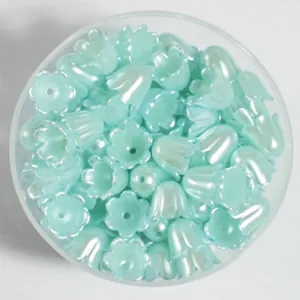 Vue détaillée de perles de muguet vert menthe de 11 mm pour la création de bijoux DIY