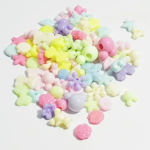 Gros plan de perles acryliques pastel de 10-12mm aux formes variées pour loisirs créatifs.