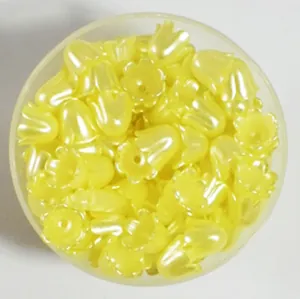 Vue de dessus de perles fleurs 3D jaunes 11mm avec éclat nacré pour bijoux DIY.