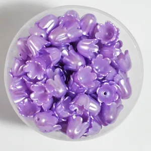 Vue détaillée de perles nacrées de 11mm en forme de pétales de muguet lavande