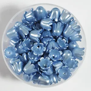 Vue détaillée de perles de pétales de fleurs bleues nacrées 11mm pour bijoux DIY.
