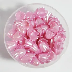 Gros plan de perles pétales de fleurs 11mm rose brillant pour bijoux DIY et accessoires cheveux
