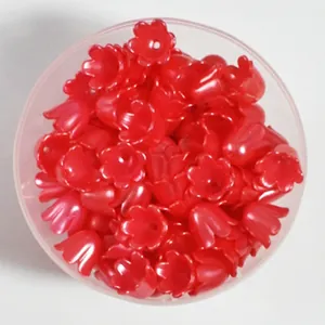 Vue détaillée des perles en forme de pétales de tulipe rouges de 11mm pour bijoux DIY