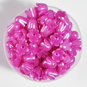 Détail macro de perles de pétales de fleurs nacrées rose vif 11mm pour bijoux DIY