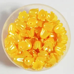 Vue détaillée de perles en forme de pétales jaune perlé de 11 mm pour bijoux DIY