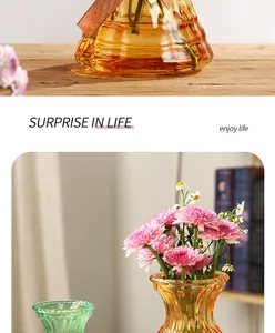 Dettaglio ravvicinato di un vaso di vetro con fiori rosa