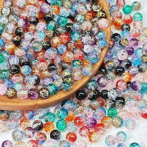 Vista macro di perle di vetro colorate da 6-10mm con fili d'oro per gioielli DIY