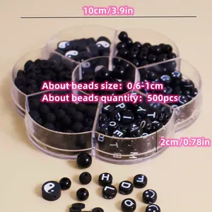 Schwarze Acryl-Buchstaben- und Smiley-Perlen in einer blumenförmigen Aufbewahrungsbox