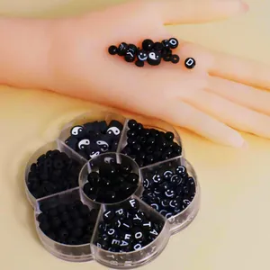 Nahaufnahme von schwarzen Acryl-Buchstabenperlen für DIY-Armbänder