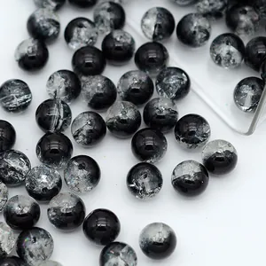 Vue macro de perles rondes en verre craquelé noir et clair pour bijoux créatifs en DIY