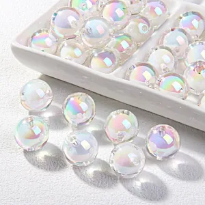 Primo piano di perle acriliche iridescenti cuore-in-perla per gioielli fai da te
