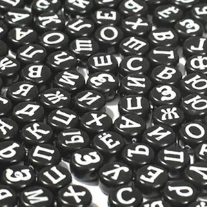 Dettaglio di perline in acrilico nero da 7 mm con lettere cirilliche russe bianche