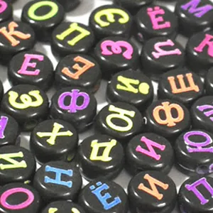 Dettaglio di perline in acrilico nero da 7 mm con lettere cirilliche colorate