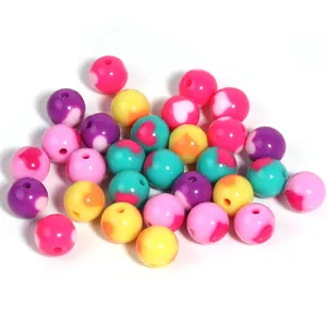 Detailansicht bunter 12-20mm Acrylperlen mit Herzmuster für DIY-Schmuckherstellung.