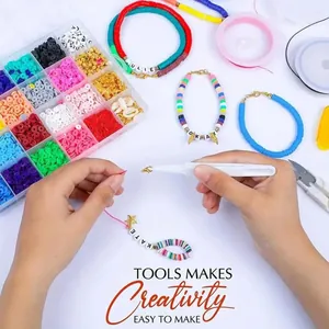 Hände basteln DIY-Schmuck mit bunten Tonperlen und Buchstaben-Zubehör