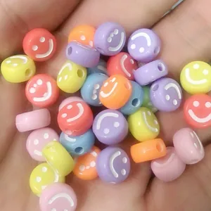 Primo piano dettagliato di perline acriliche colorate da 10mm con smileys per gioielli fai-da-te.