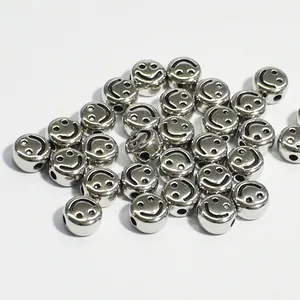 Dettaglio perline in acrilico argento metallizzato con smiley per gioielli fai-da-te e hobby
