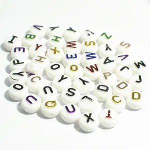 Dettaglio di perle tonde piatte in acrilico bianco 10mm con lettere colorate