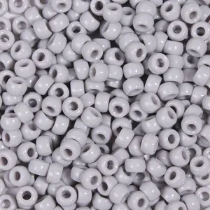 Primo piano dettagliato di perle a botte in plastica grigia per creazioni fai-da-te
