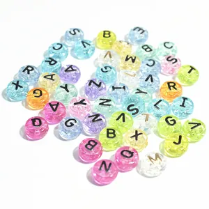 Dettaglio ravvicinato di colorate perline in acrilico da 10 mm con lettere per DIY