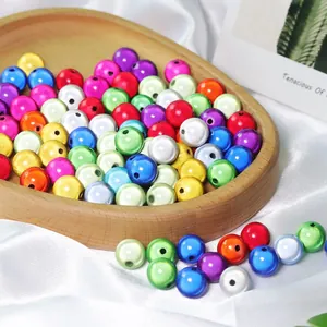 Gros plan de perles acryliques réfléchissantes colorées pour bijoux DIY