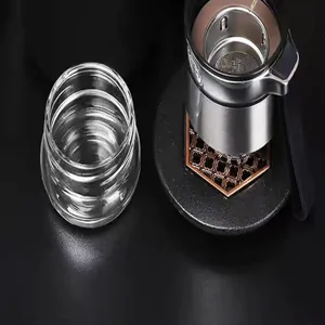 Detailansicht der hitzebeständigen Teetasse aus Glas mit einem Teesieb aus Edelstahl